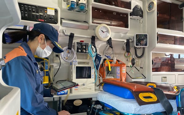 タブレット端末への音声入力などで救急隊員の業務を効率化（山梨県韮崎市内の消防本部での実証実験）