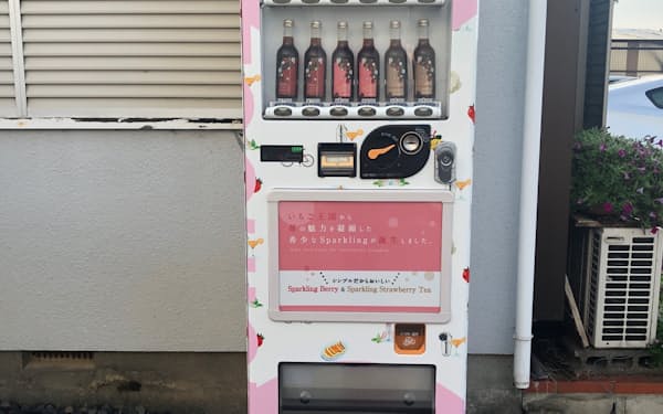 栃木県庁に設置する「栃木のいいもの　とちまるくん自販機」と同じラッピングを施したウィンウィンの自販機