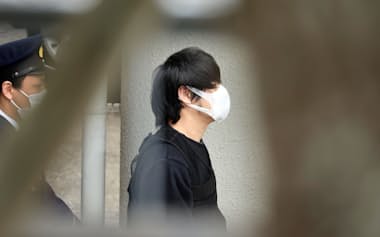 追送検され奈良県警奈良西署から移送される山上徹也被告(14日午前、奈良市)