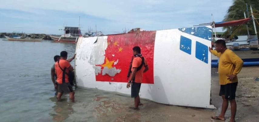 中国のロケットの残骸とみられる破片（2日、フィリピン・ミンドロ島）=フィリピン沿岸警備隊提供・共同