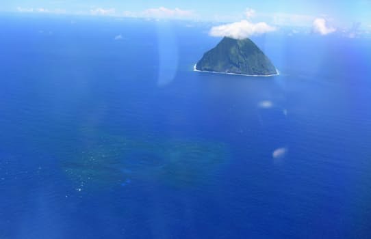 陸地が確認できなくなった「福徳岡ノ場」の新島付近の海。奥は南硫黄島（2022年6月17日）=海上保安庁提供・共同