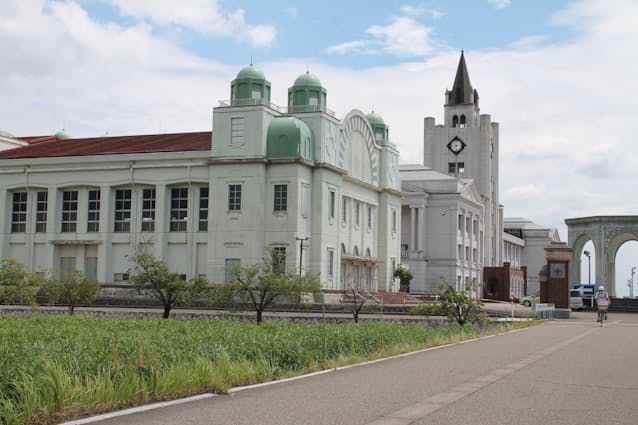田園に世界の著名建物 富山 小矢部の メルヘン建築 日本経済新聞 田園に世界の著名建物 富山 小矢部の メルヘン建築 日本経済新聞