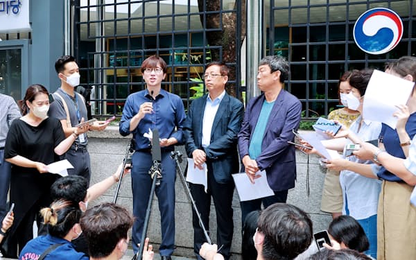 3日、韓国外務省の前で取材に応じる元徴用工訴訟の原告団
