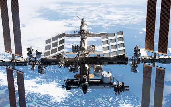 国際宇宙ステーション（ＩＳＳ）は冷戦終結後の国際協力を象徴するプロジェクトだ＝ＪＡＸＡ/ＮＡＳＡ提供