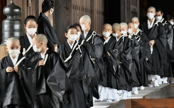 僧侶になるための儀式「得度式」を終えた子どもたち（4日午前、京都・東本願寺）=共同