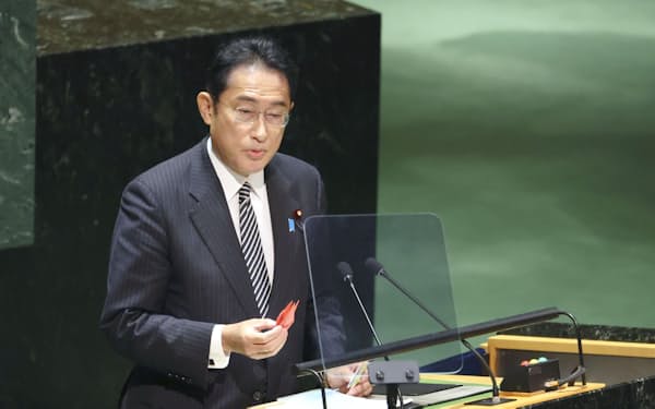 1日、NPT再検討会議で折り鶴を手にして演説する岸田首相＝米ニューヨークの国連本部（代表撮影・共同）