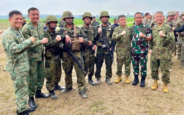 米国、インドネシア、日本の3カ国が空挺訓練を通じて信頼関係を深めた（3日、バトゥラジャ）