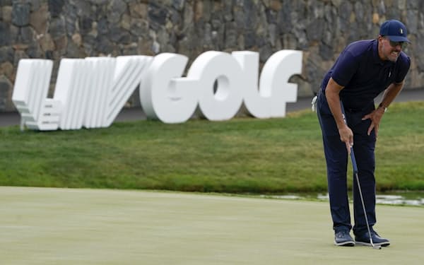 Phil Mickelson lines up a shot on the 18th hole during the first round of the Bedminster Invitational LIV Golf tournament in Bedminster, N.J., Friday, July 29, 2022. (AP Photo/Seth Wenig)
