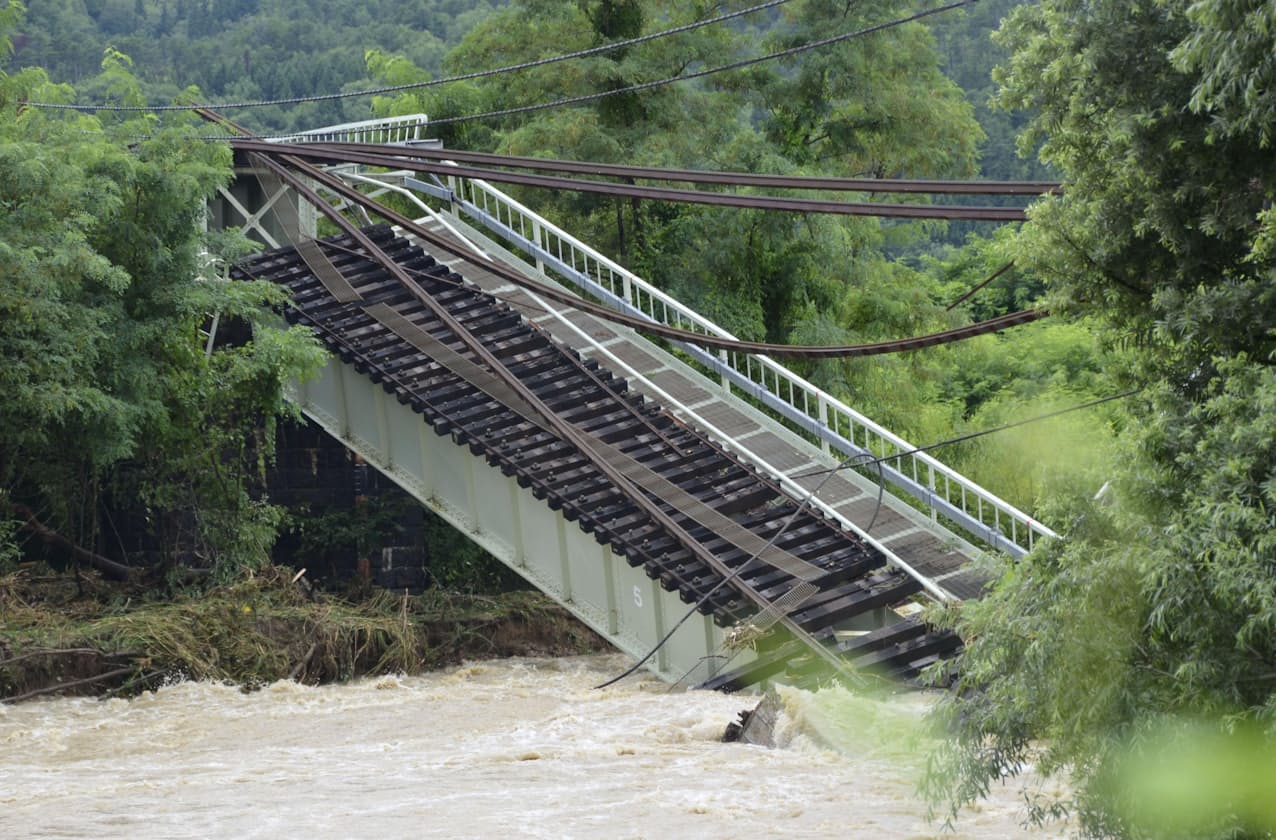 大雨の影響で崩落したJR磐越西線の橋（4日午後0時42分、福島県喜多方市）=共同
