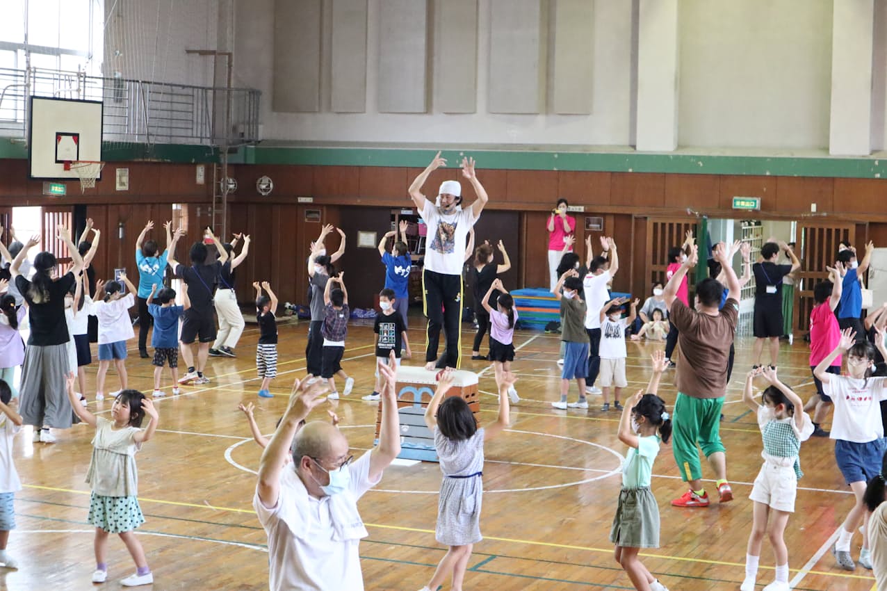近藤良平氏（写真中央）は「さいさい盆踊り」のワークショップを開き、小学生と一緒に踊った（7月、さいたま市立上落合小学校）