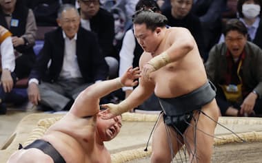 翠富士(右)が網打ちで正代を破る=福岡国際センター