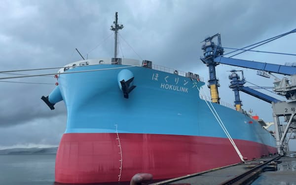 北陸電力の新型石炭船「ＨＯＫＵＬＩＮＫ」。商船三井と大島造船所が共同開発した