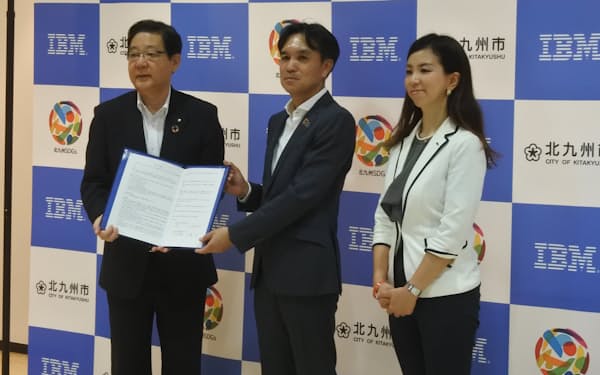 北九州市での地域DXセンター新設を発表する、日本IBMの加藤専務執行役員㊥（４日、市役所）