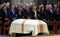 20日、チェイニー元米副大統領の葬儀に出席する前列左からブッシュ元大統領(第43代)と同夫人、バイデン前大統領と同夫人、ハリス前副大統領、ペンス元副大統領ら(ワシントン)=ロイター