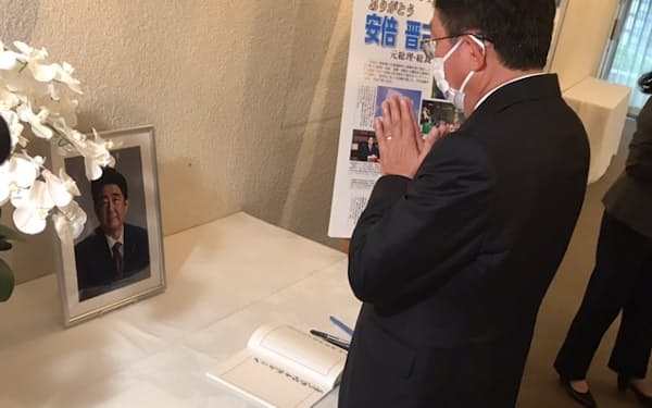 安倍氏の死去をうけ、自民党本部で弔問する台湾の議員団の一人