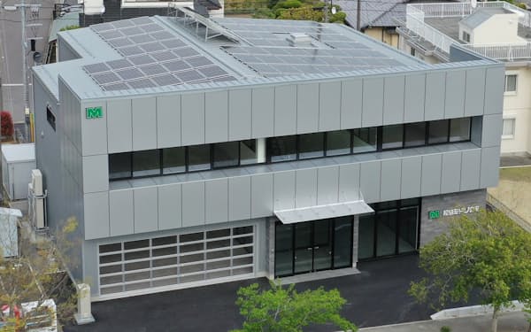 屋根の上の太陽光パネルで電熱を賄う福島ミドリ安全のいわき支店
