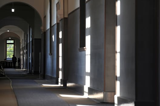 記念館として公開されている旧制五高の校舎。秋の光が廊下に差し込む(熊本市)=進藤秀幸撮影 記念館として公開されている旧制五高の校舎。秋の光が廊下に差し込む(熊本市)=進藤秀幸撮影