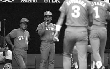 日本ハム―西武 1回表西武1死満塁、満塁本塁打の秋山(1)を迎えるベンチの森監督(左端)、黒江コーチら(1993年8月21日、東京ドーム)