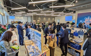 ヴァンフォーレ甲府のグッズストアとカフェバー、山梨中銀の窓口が同じ空間にある(21日、甲府市)