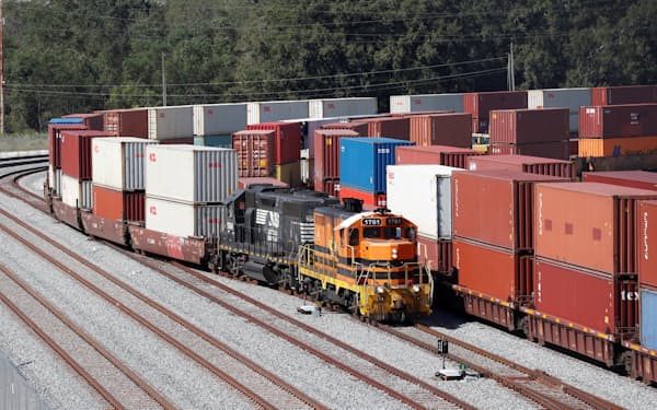 米貿易赤字の拡大に歯止めがかかっている（南部ジョージア州の港でコンテナを積んだ貨物列車）＝ロイター