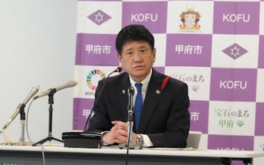 12月補正予算案を発表する樋口市長(21日、甲府市)