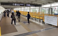 那覇空港駅の連絡通路。残る1基は26年3月の供用再開を予定する(11月、那覇市)