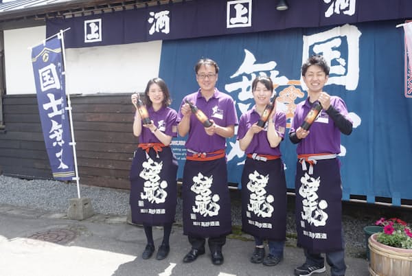 「若蔵2022 日本酒で醸す酒」を発表する若蔵メンバー(北海道旭川市) 「若蔵2022 日本酒で醸す酒」を発表する若蔵メンバー(北海道旭川市)