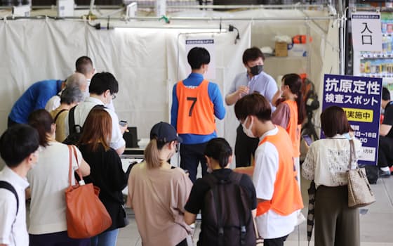 JR新大阪駅に設置された無料の新型コロナウイルスの抗原検査場に並ぶ人たち（5日午前）