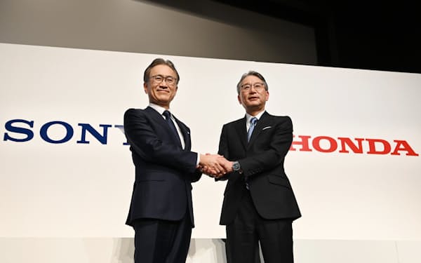 2022年3月、モビリティー分野での提携を発表したソニーグループの吉田憲一郎会長兼社長（左）とホンダの三部敏宏社長