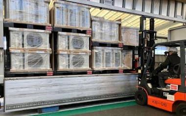 ダイキンは共通化したパレットでルームエアコンを運ぶ