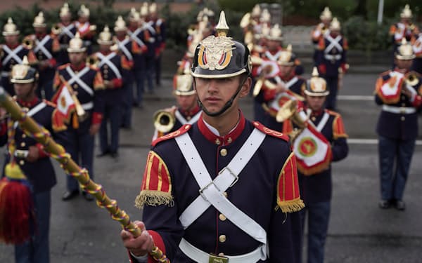 軍事パレードに参加するコロンビア国軍の兵士＝ロイター