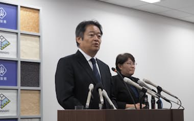 記者会見する長崎幸太郎知事(21日、山梨県庁)