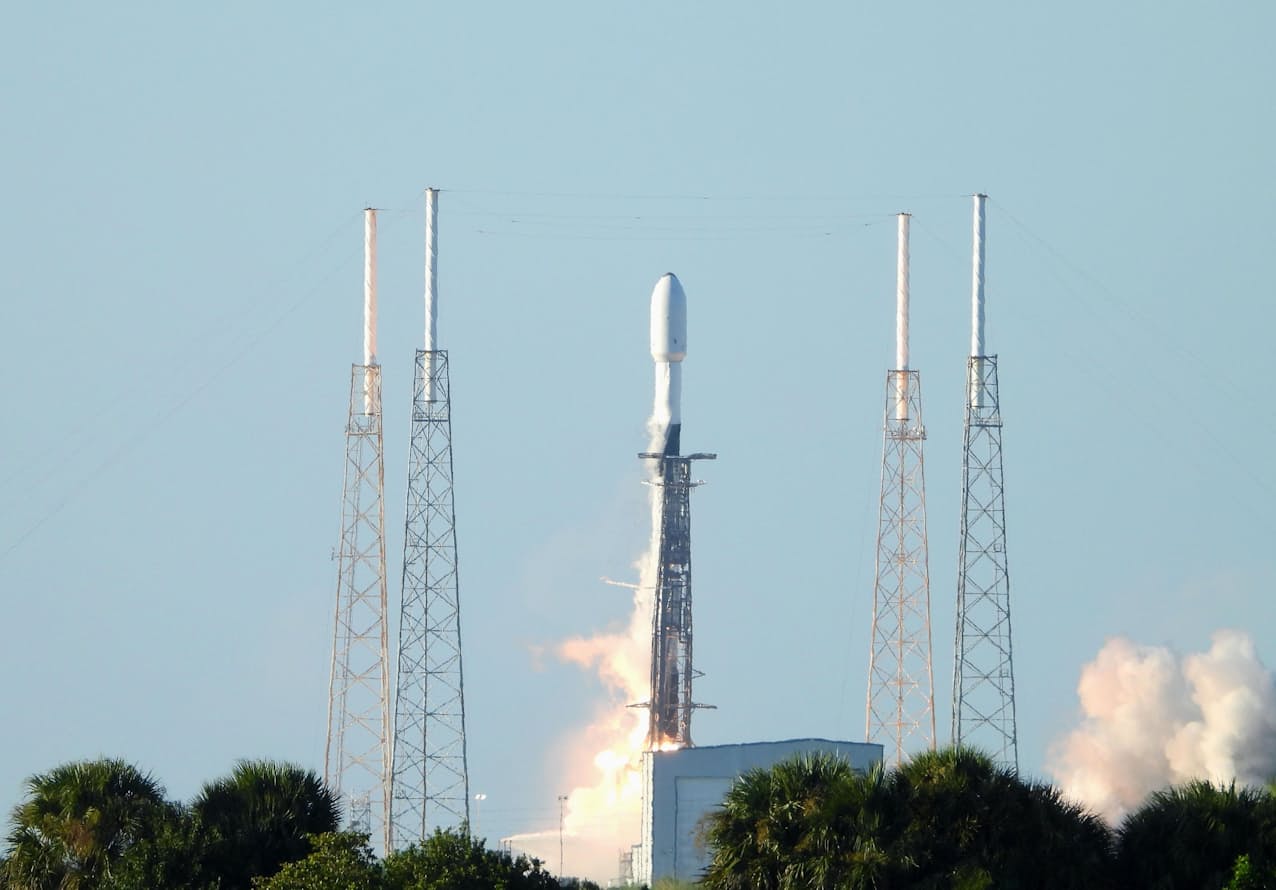 韓国の周回衛星「タヌリ」を搭載して打ち上げられるスペースXの「ファルコン9」ロケット（4日、米フロリダ州）=聯合・共同