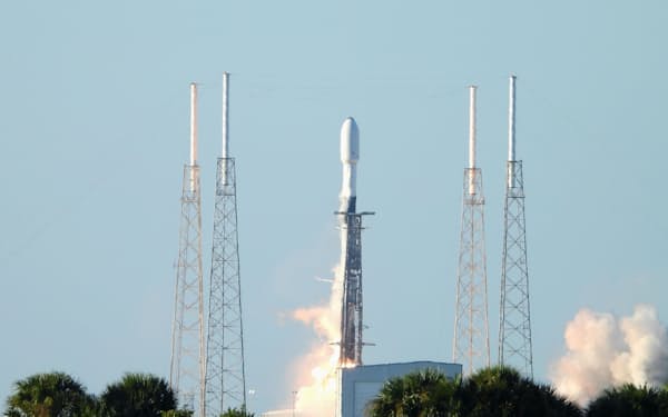 韓国の周回衛星「タヌリ」を搭載して打ち上げられるスペースＸの「ファルコン9」ロケット（4日、米フロリダ州）＝聯合・共同