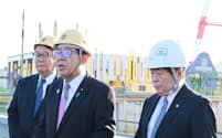 金子国交相(中央)が今治造船の丸亀事業本部を視察した(22日、香川県丸亀市)