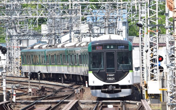 主要路線で鉄道運賃を一律10円引き上げる（京阪電鉄の13000系車両）