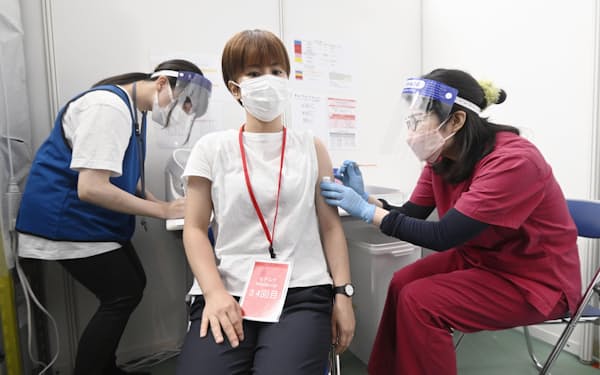 　新型コロナウイルスワクチンの4回目接種を受ける看護師㊥（７月23日、東京都庁）