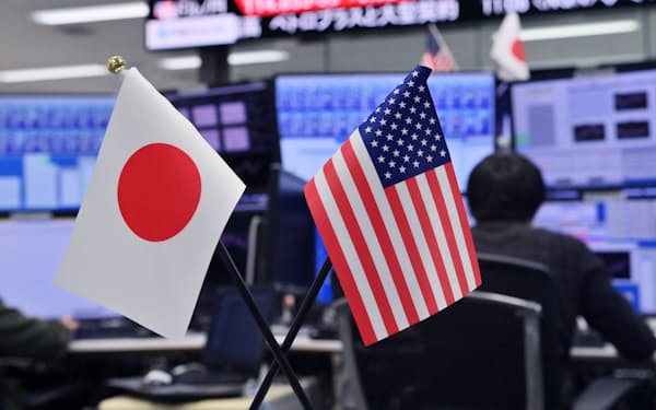 ディーリングルームに飾られた日本と米国の国旗（東京都港区の外為どっとコム）