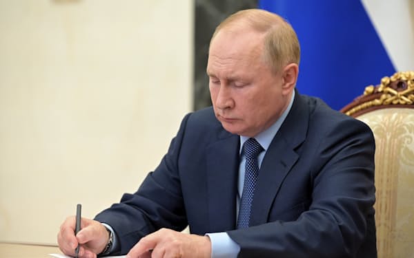 ロシアのプーチン大統領は「非友好国」の企業に対する規制を強化する大統領令を相次ぎ出している＝AP