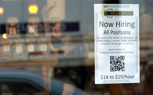 ７月の米雇用者数の増加幅は市場予想の２倍（求人案内を掲げるレストラン）＝ＡＰ