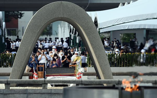 原爆慰霊碑に向かい犠牲者の冥福を祈る人たち(6日午前、広島市中区の平和記念公園)