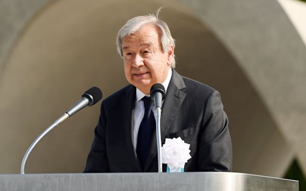 平和記念式典であいさつする国連のグテレス事務総長(6日午前、広島市中区の平和記念公園)