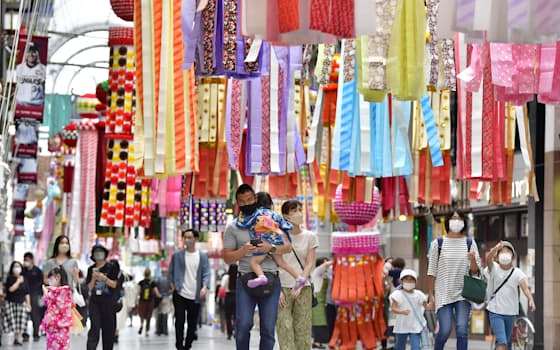 「仙台七夕まつり」で、商店街に飾られた鮮やかな吹き流し。ほぼ通常規模での開催は3年ぶり（6日午前、仙台市）=共同