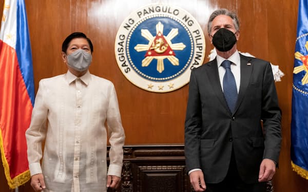 フィリピンのマルコス大統領㊧はブリンケン米国務長官と会談した（6日、マニラ）＝ロイター