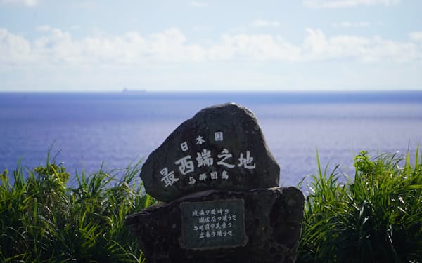 与那国島の日本最西端の碑。天候の条件がそろえば海越しに台湾が見える（6日）