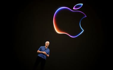アップルのクックCEOはAIで市場拡大が見込まれるロボット分野への進出をためらっている=ロイター