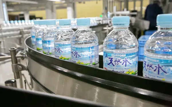 30歳のサントリー天然水 首位浮上は 森の恩返し 日本経済新聞 30歳のサントリー天然水 首位浮上は 森の恩返し 日本経済新聞