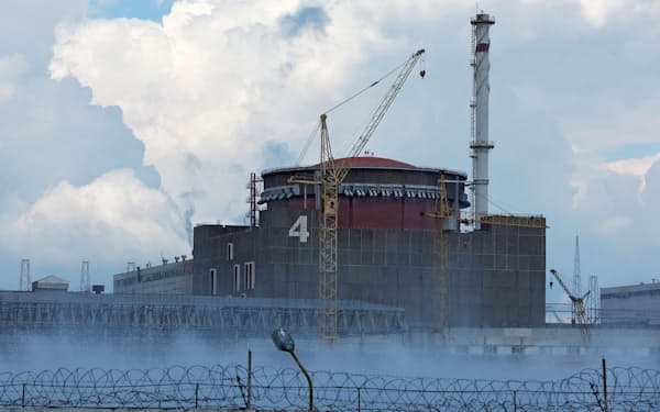 5日に砲撃を受けたウクライナ南部のザポロジエ原子力発電所（写真は4日）＝ロイター