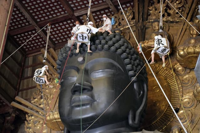 大仏様 3年ぶりすっきり 奈良 東大寺でお身拭い 日本経済新聞 大仏様 3年ぶりすっきり 奈良 東大寺でお身拭い 日本経済新聞