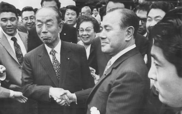 福田赳夫氏（左）と握手する自民党の田中角栄・新総裁＝１９７２年７月５日、首相官邸のレセプションで。